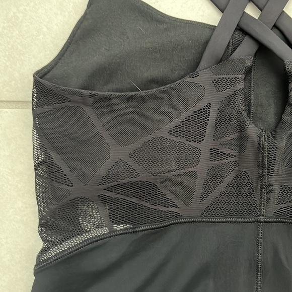 Lululemon women’s mesh panel tank top - Picture 7 of 9